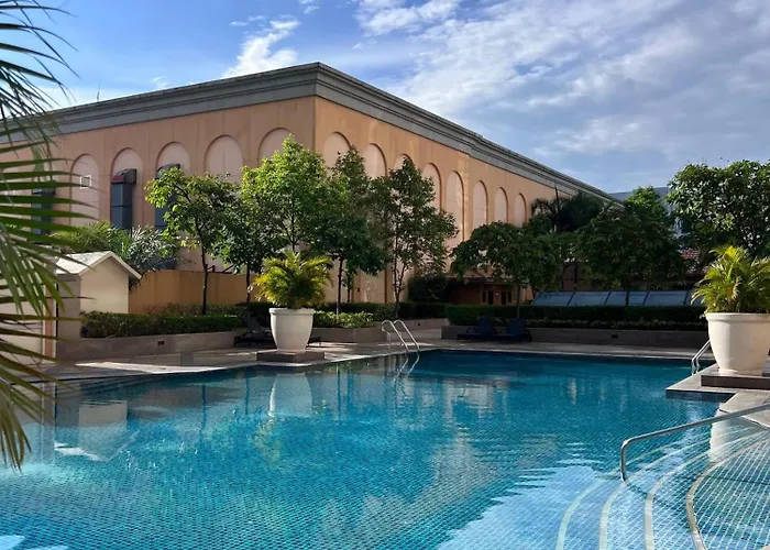Aparthotel Upscale Stylish Near Bgc And View Of Venice Grand Canal Mall